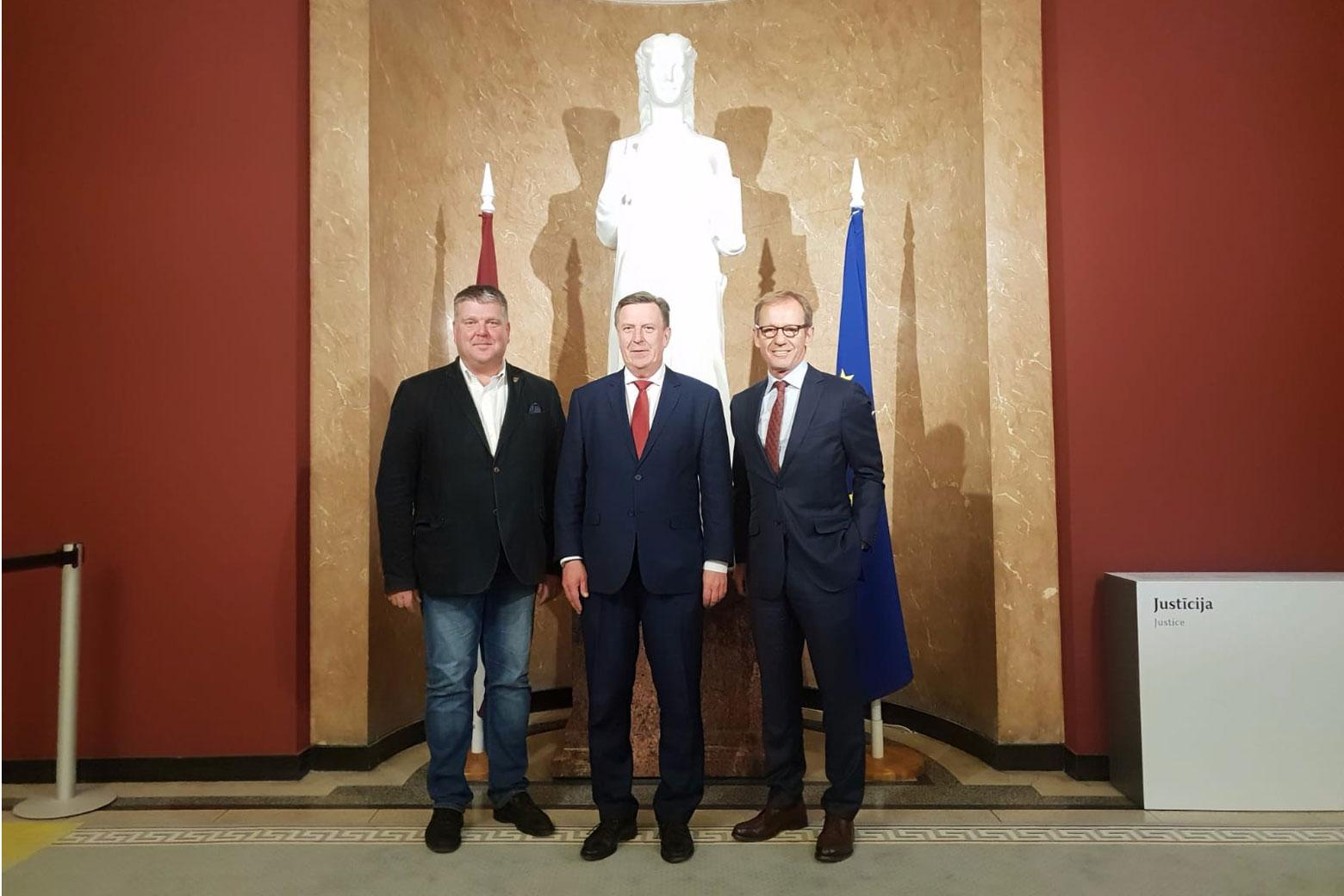 Peter Aping mit dem lettischen Premierminister